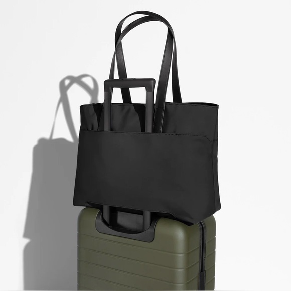 AWAY The Everywhere Tote in black - Picture 8 of 9
